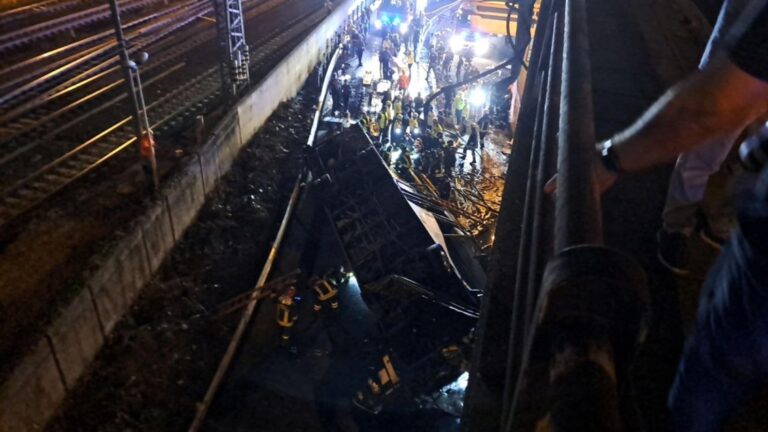 21 muertos, 12 heridos y 4 desaparecidos deja un accidente de autobús en Italia: Vehículo cayó de un puente