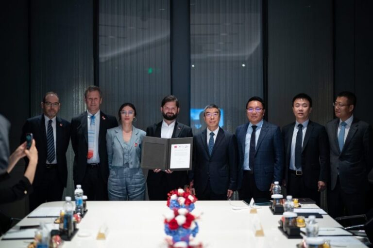 Gobierno y Huawei acuerdan trabajo conjunto para potenciar la alfabetización digital en Chile