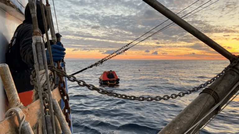 Encuentran vivo a un hombre desaparecido en el mar durante casi dos semanas