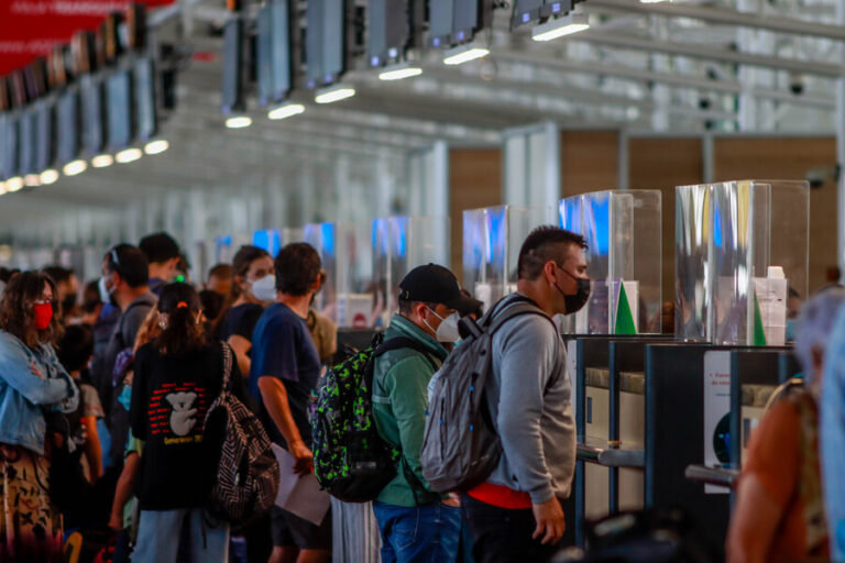 Paro de controladores aéreos: Nuevo Pudahuel recomienda verificar estado de vuelos antes de acudir al aeropuerto