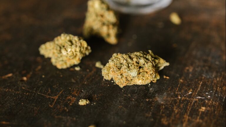 Siete estudiantes de un liceo de Talca sufren intoxicación tras consumir alfajores con marihuana