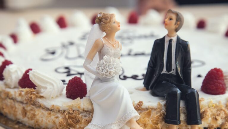 Mujer estadounidense asistía a matrimonios para robarse regalos de los novios