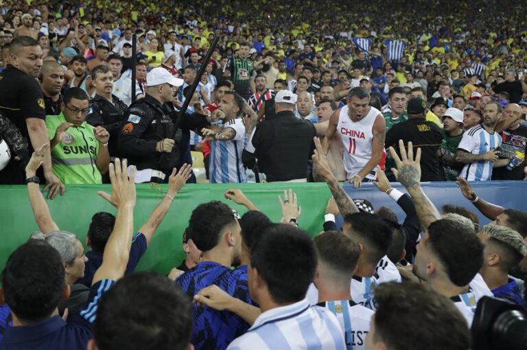 Golpes a hinchas, agresión de jugadores y retrasos: Así fue el inicio del partido entre Argentina y Brasil en el Maracaná