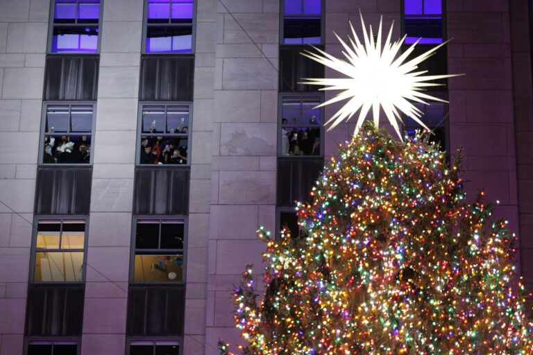 Estados Unidos: Iluminan icónico árbol navideño en Nueva York