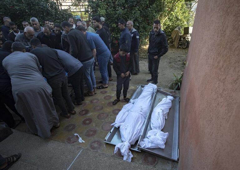 OMS alerta de brotes de enfermedades infecciosas entre los desplazados dentro de Gaza