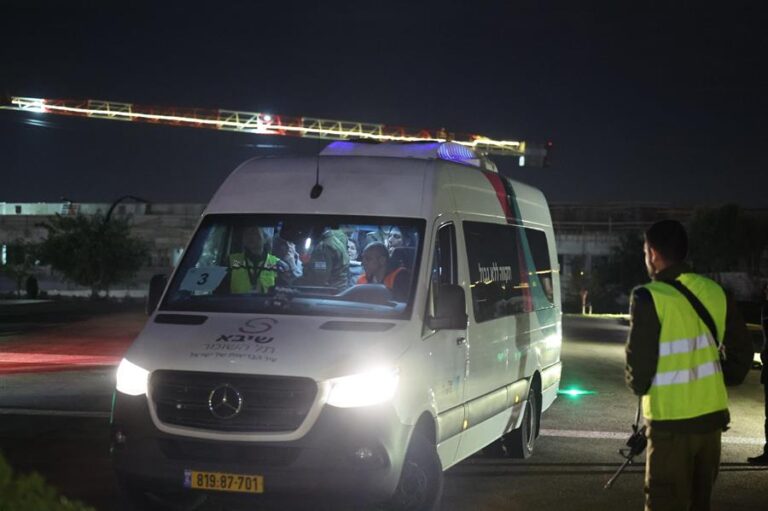 Hamás libera a diez rehenes israelíes y cuatro tailandeses en el sexto día de tregua