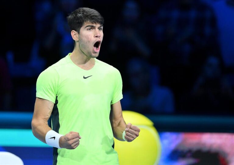 Alcaraz vence a Medvedev y se instala en semis del ATP World Tour: 