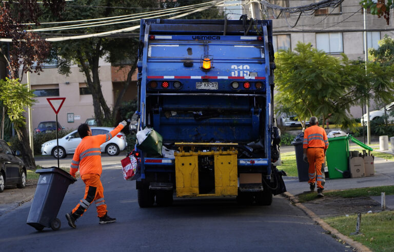 San Bernardo: Delincuentes roban camión recolector de la basura y lanzan al conductor desde el vehículo en movimiento