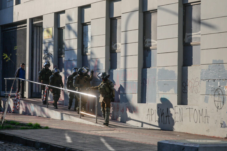 Carabineros detuvo a más de 100 personas tras incidentes con bombas molotov en Liceo de Aplicación
