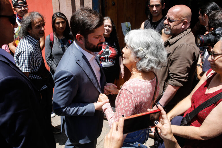 Presidente Boric asistió al velorio de Joan Jara, viuda de Víctor Jara