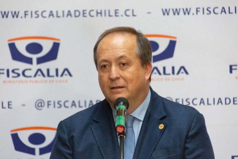Valencia no descarta “ejercer atribuciones” conferidas por ley ante polémica designación de notaria hermana de diputado Leiva