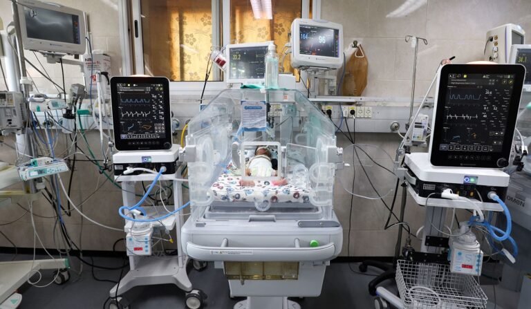 Gaza: Bebés prematuros del Hospital Al-Shifad son envueltos en papel de aluminio para mantenerlos con vida
