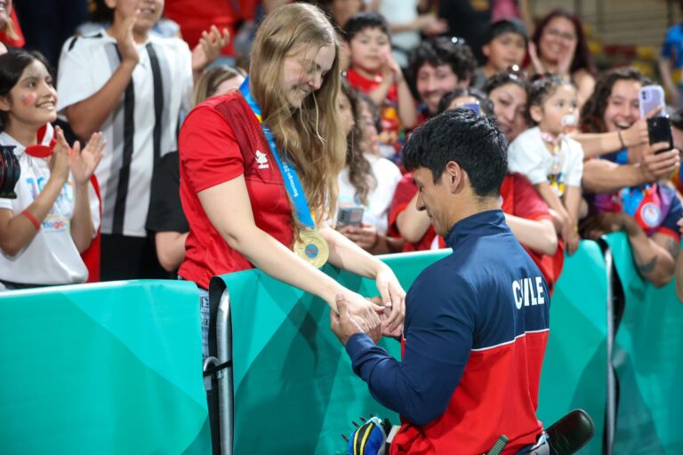 ¡Le dijeron que sí!: Jorge Carinao le pide matrimonio a su pareja tras ganar medalla de oro en los Juegos Parapanamericanos