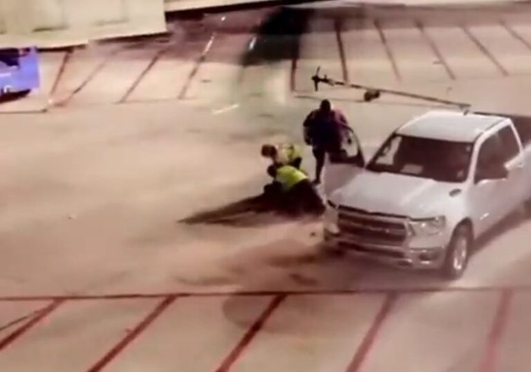 Caos en avión: Pasajero abrió puerta de emergencia justo antes del despegue