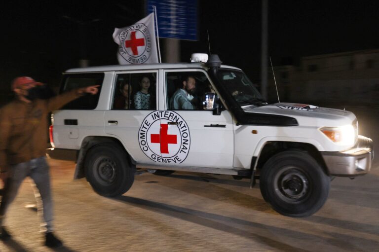 Liberan tercer grupo de rehenes en Gaza: Fueron entregados a la Cruz Roja