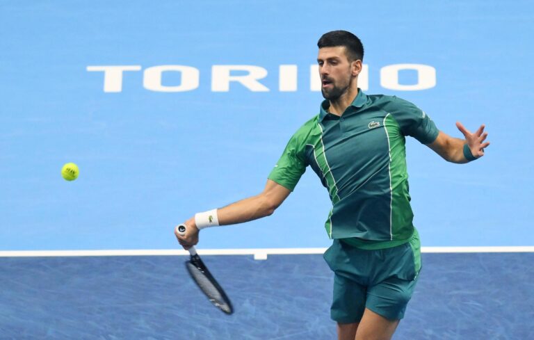Djokovic se exhibe ante Alcaraz y se acerca a la gloria en la cima del Torneo de Maestros de Turín