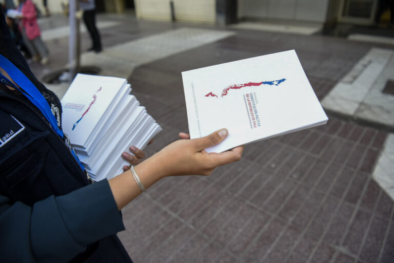 Gobierno comienza la distribución gratuita de propuestas constitucionales del Consejo: ¿Dónde se realizará la entrega?