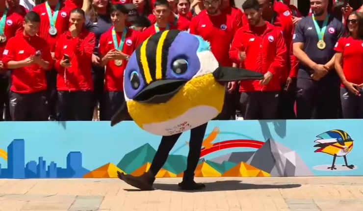 “¡Pongan a Fiu en el escudo nacional!”: Así fue el desfile de la mascota de Santiago 2023 por la alfombra roja de La Moneda