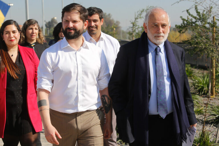 Pdte. Boric reitera respaldo a Montes y dice que allanamiento al Minvu demuestra que en Chile no hay instituciones sobre la ley