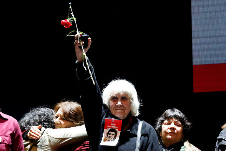 A los 96 años murió Joan Jara, activista por los derechos humanos y esposa de Víctor Jara