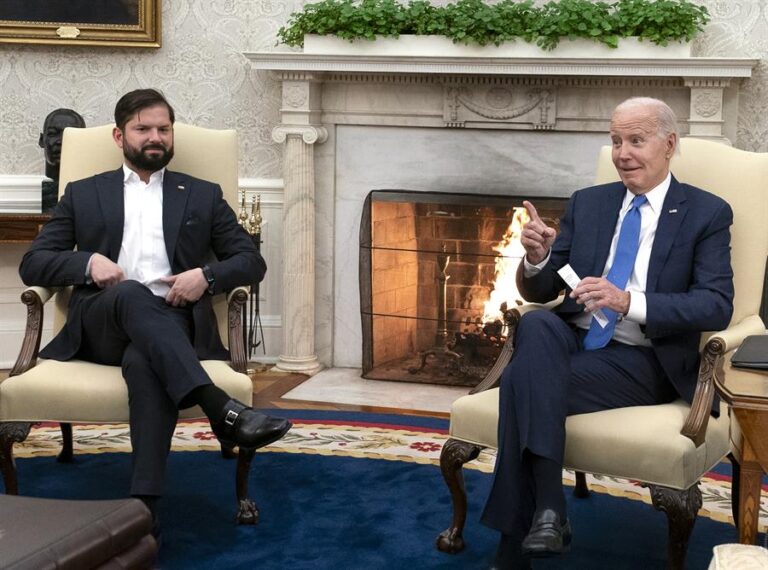 La broma de Biden a Boric por su edad: 