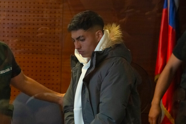 Defensa de Jordhy Thompson apelará la prisión preventiva tras formalización por femicidio frutado: “Trunca su carrera”
