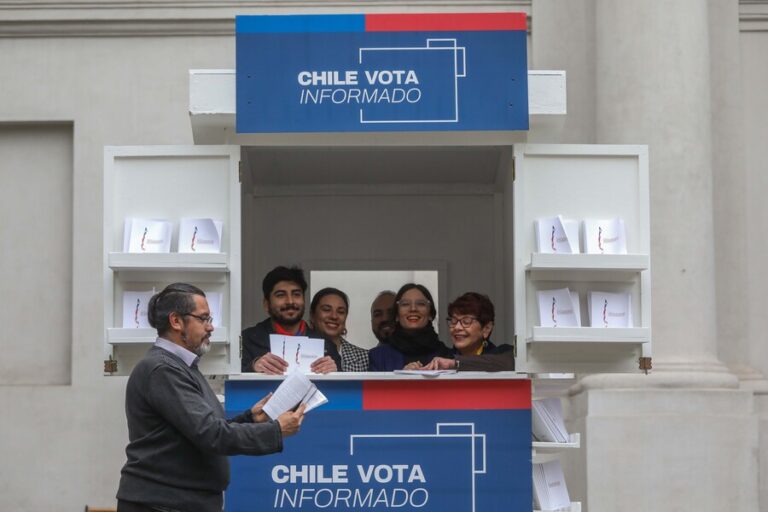 Gobierno inaugura kiosko en La Moneda para entregar copias de la propuesta constitucional