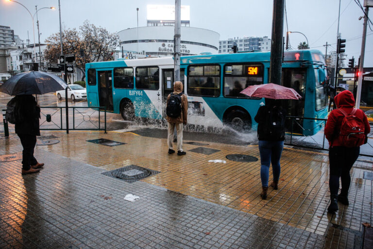 “Parecía que se iba a caer el cielo”: Videos muestran la intensa lluvia en la zona central debido al sistema frontal