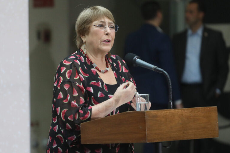 Bachelet dice que la propuesta constitucional es un retroceso para los derechos de las mujeres