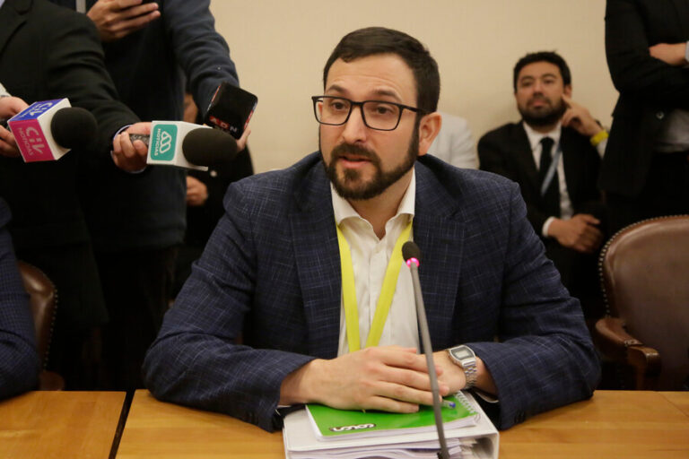 Crispi dice en la comisión investigadora que presidente Boric se enteró el mismo día del destape del Caso Convenios