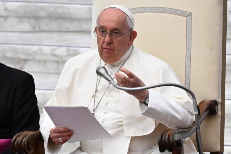 Papa Francisco dice que es urgente educar a los hombres sobre relaciones sanas para evitar la violencia contra las mujeres