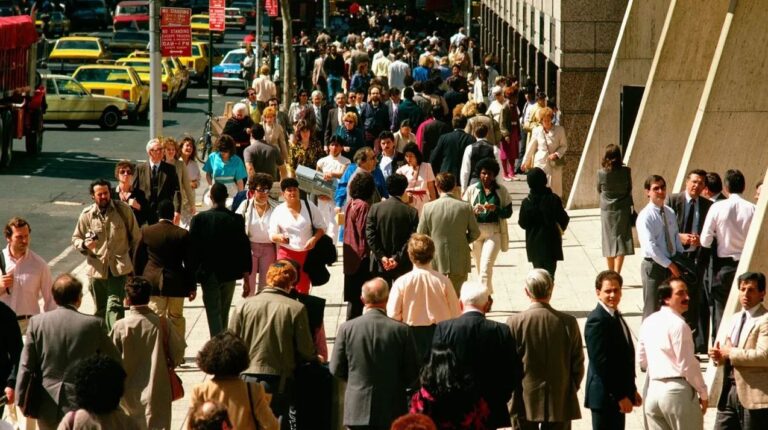 Estados Unidos aumentó su esperanza de vida a 77,5 años, pero aún no logra el nivel de prepandemia