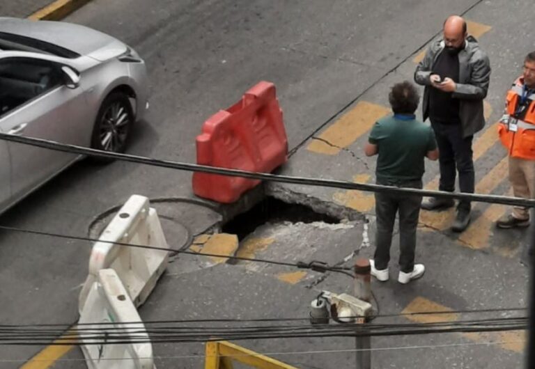 Socavón en calle de Concepción provoca corte vehicular: Anuncian dos desvíos de tránsito por trabajos de emergencia