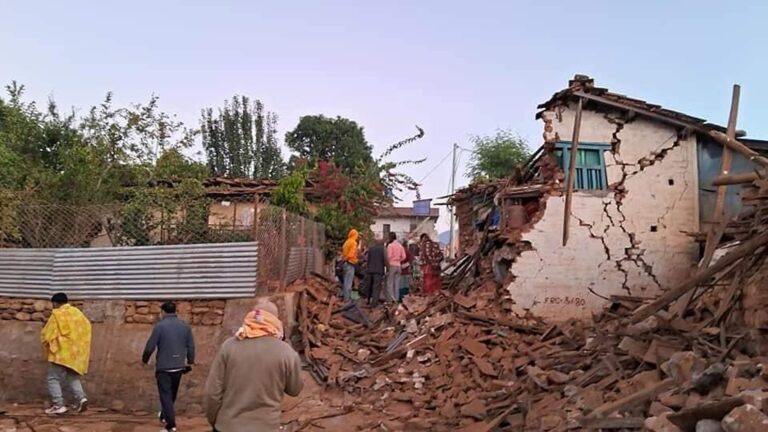 Terremoto en Nepal deja 157 muertos y múltiples construcciones destruidas: Número de víctimas podría aumentar