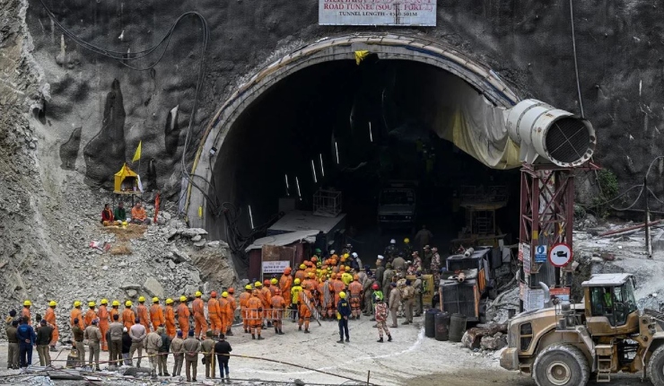 India: Rescatan a los 41 trabajadores que estuvieron más de 2 semanas atrapados por caída de túnel en construcción