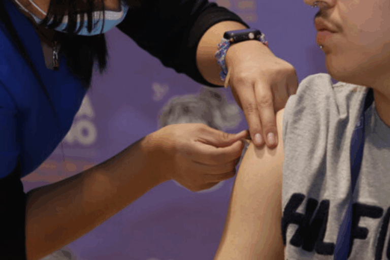 Comienza la aplicación de nueva vacuna contra el COVID-19 en Chile: ¿Quiénes pueden vacunarse?