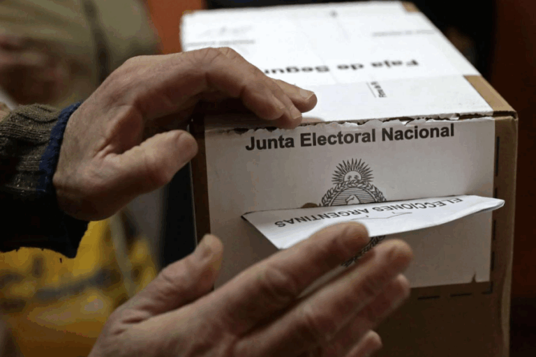 Segunda vuelta presidencial en Argentina: ¿Cuáles son las diferencias con el sistema electoral chileno?