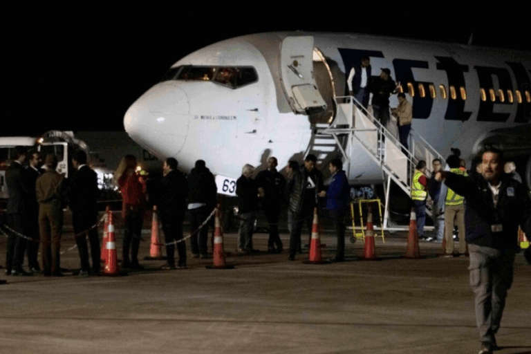Director nacional de Migraciones explica que vuelo con expulsados a Venezuela no se concretó por falta de un permiso técnico