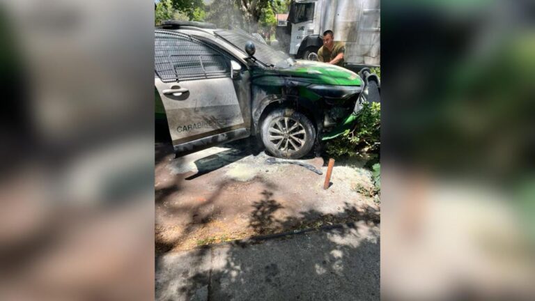 Grupo de desconocidos incendiaron vehículo policial a la salida del ex Pedagógico