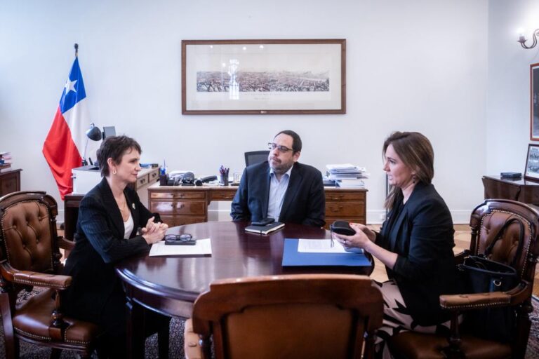 Ministra Tohá se reúne con subsecretaria de Relaciones Exteriores para abordar fallido vuelo de expulsados hacia Venezuela