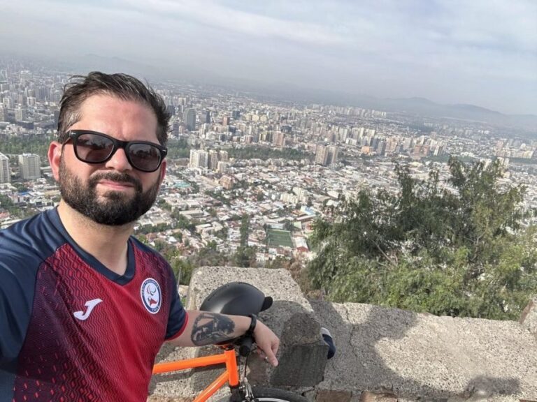 Presidente Boric sorprende subiendo en bicicleta el cerro San Cristóbal: 