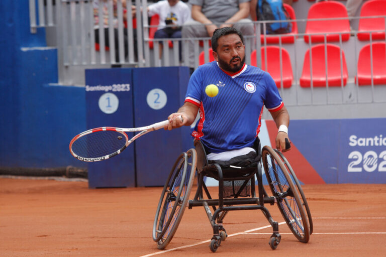 Francisco Cayulef logró llevarse la medalla dorada en el tenis en silla de ruedas