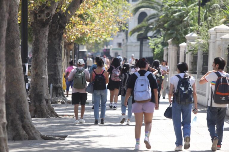 Estudio arroja que los chilenos tienen baja disposición a colaborar para resolver desafíos comunes