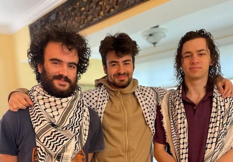 Tres universitarios palestinos que llevaban kufiyas fueron baleados en Estados Unidos: Sospechan crimen de odio