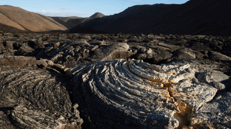 Islandia declara emergencia tras una serie de terremotos y advierte de erupción de volcán
