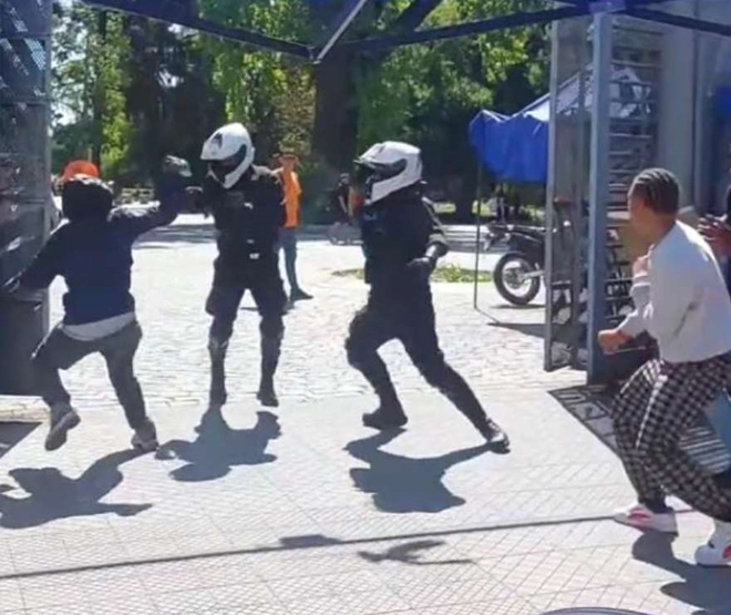 Tienen 14 y 16 años: Dos menores detenidos por ataque a guardias afuera de metro Quinta Normal
