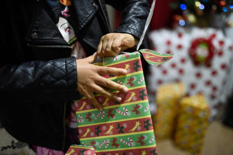 Comenzó campaña de Navidad de Correos de Chile: ¿Cómo puedo apadrinar a un niño o niña?