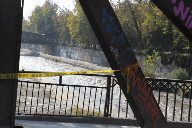 Joven cayó al río Mapocho mientras escapaba de asalto en Bellavista: Fue rescatado por Bomberos
