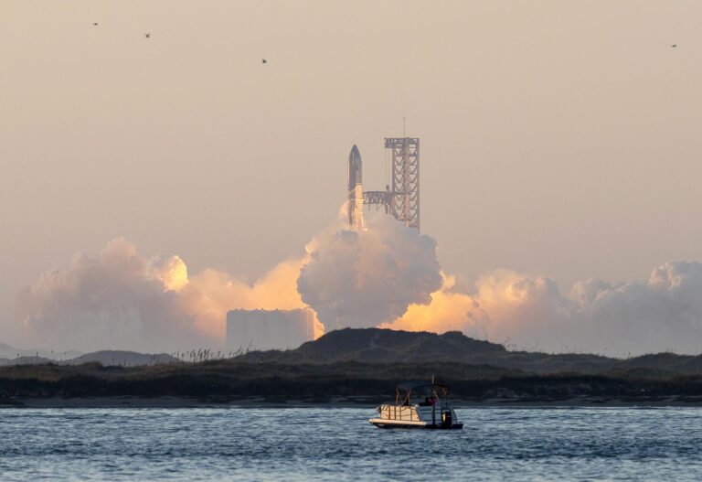 SpaceX logró despegar con éxito el cohete Starship, pero volvió a explotar
