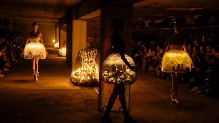 Diseñador se disculpa por usar mariposas vivas en vestidos: 